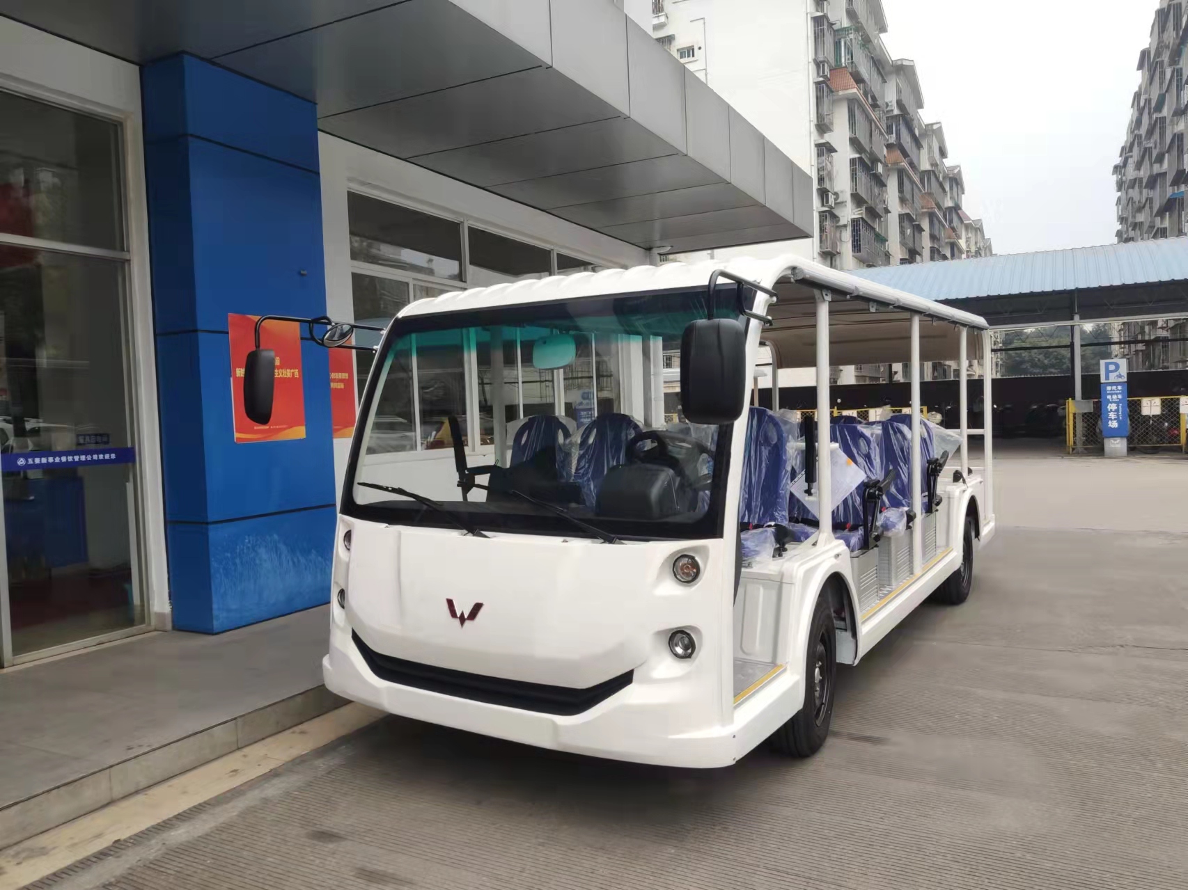 五菱L1008-23座觀光車